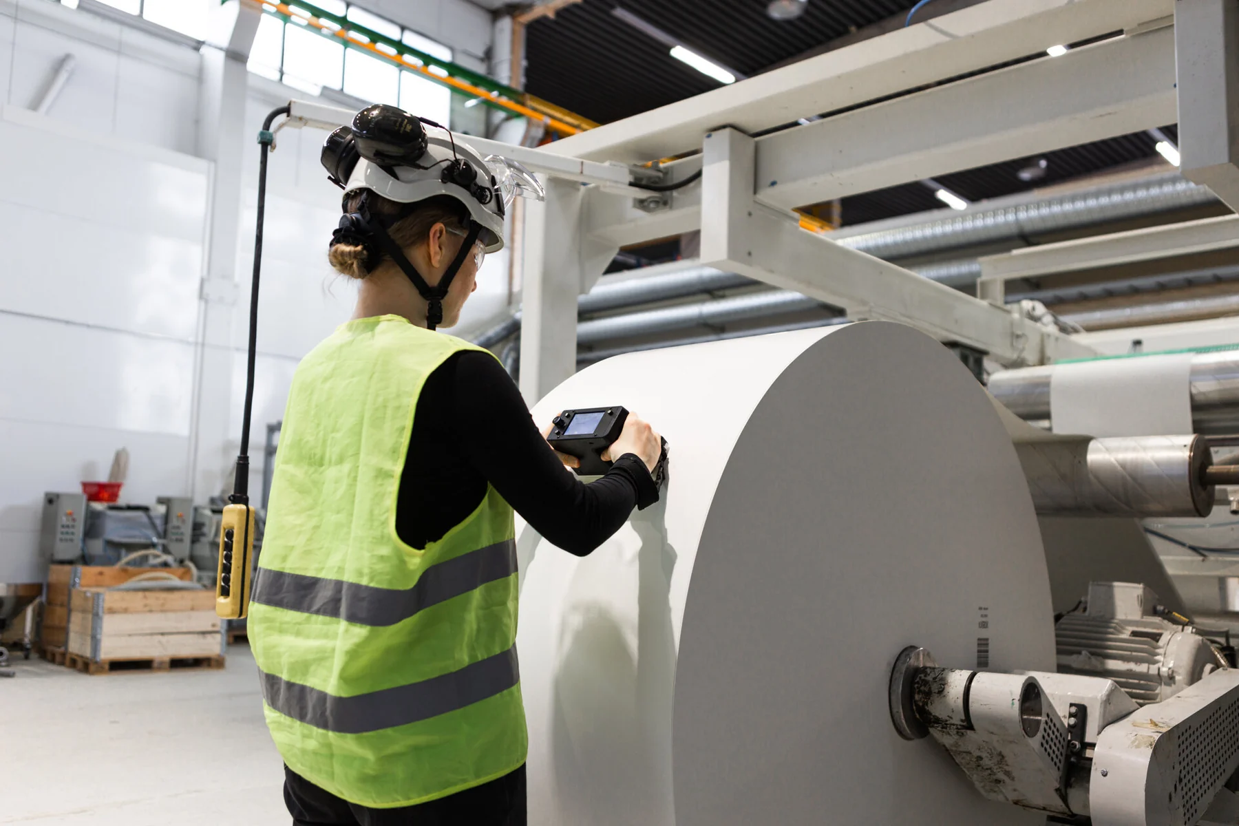 Operator measuring a customer roll with RQP Live at the winder.