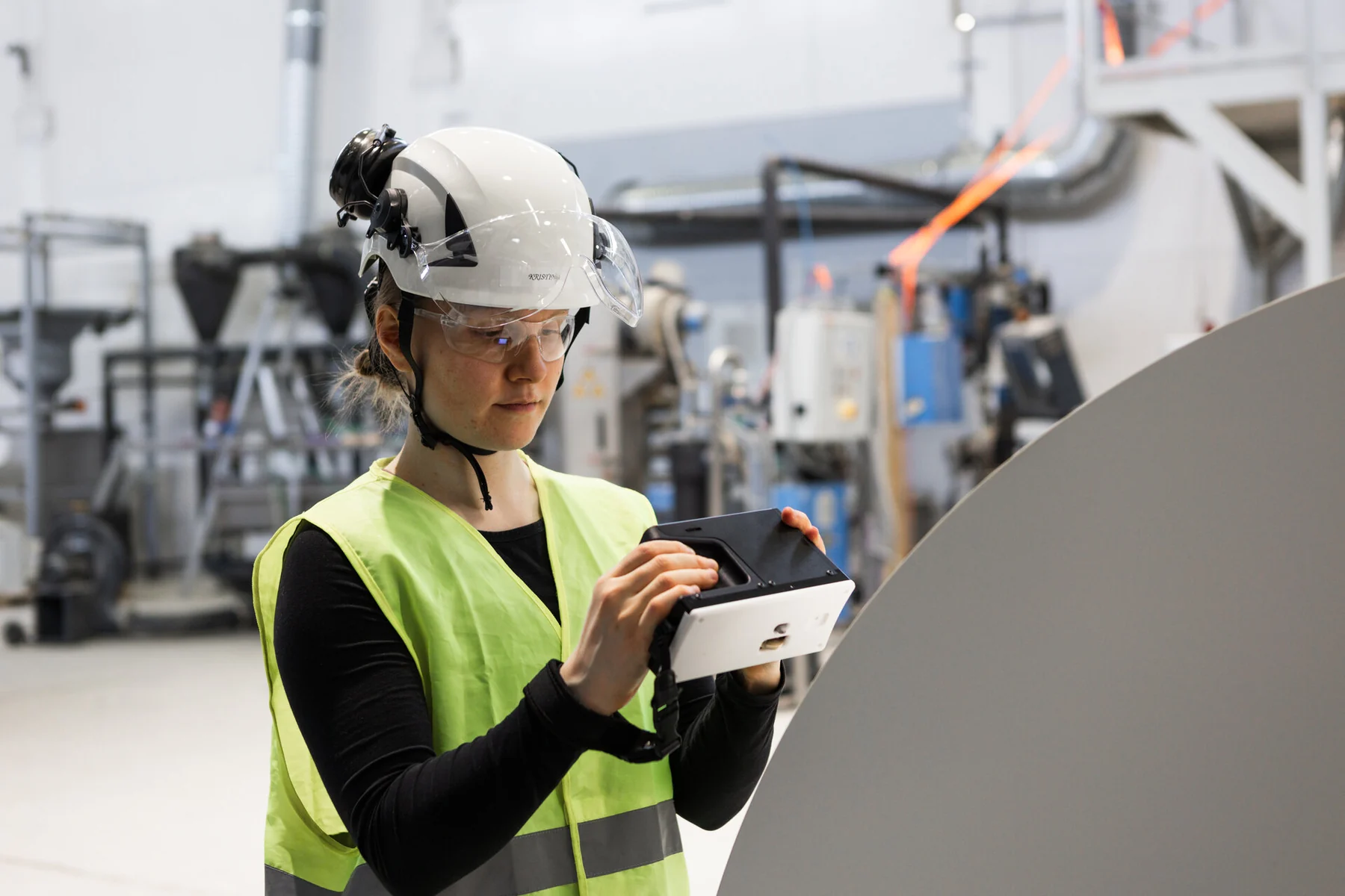 Operator reading the hardness profile on the RQP Live display beside the roll.