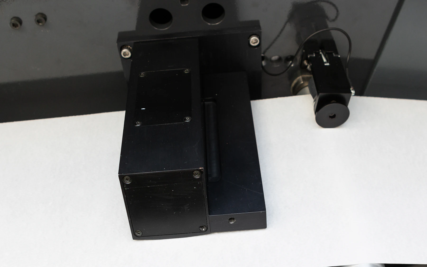 Tapio gloss sensor above the paper strip in the analyzer.