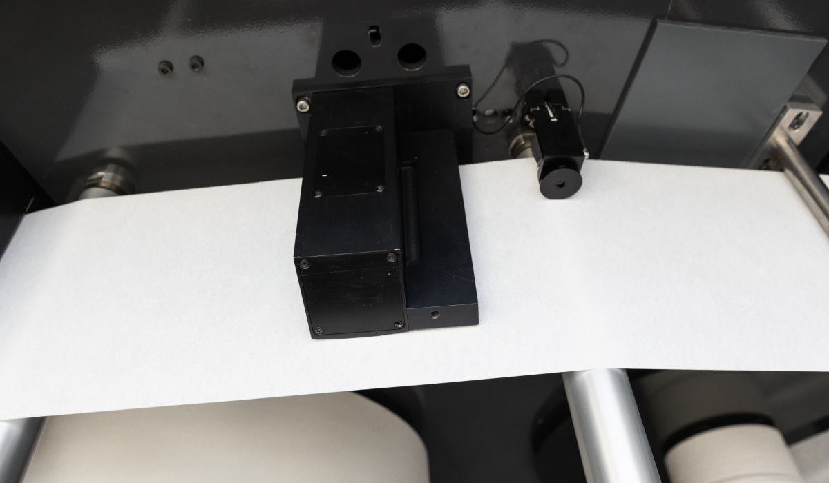 Tapio Gloss Sensor measuring gloss on both sides of a paper sheet with a 75° angle.